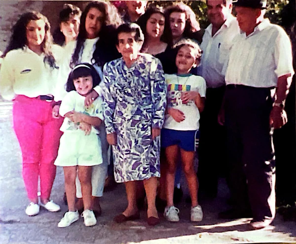 Fotografía antigua: un grupo familiar con varios niños, posando de pie