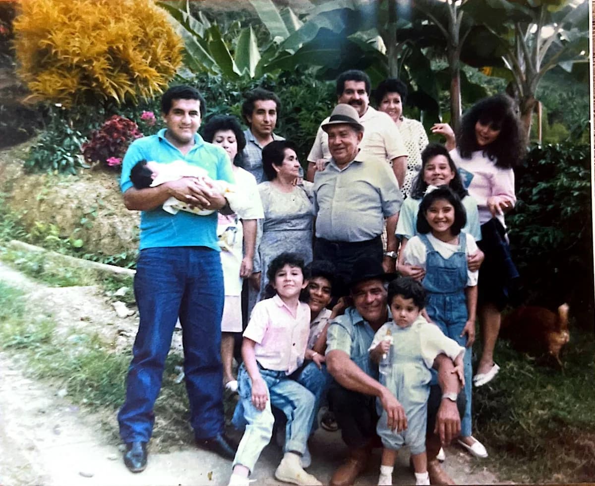 Fotografía antigua: un grupo familiar numeroso posando al aire libre en la finca